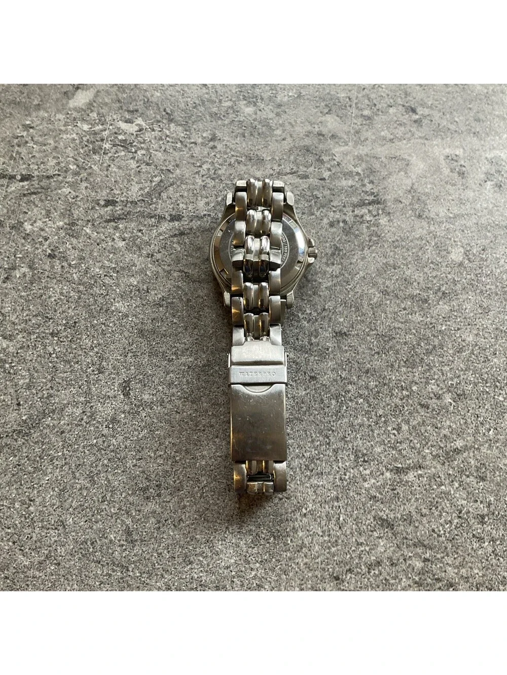 Guess Womens Diver Style Watch 30mm Silver Tone Stainless Steel Case And Band BK